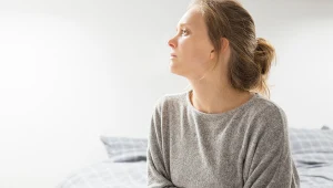 Blada skóra to jeden z objawów, które składają się na anemiczny wygląd. Co jeszcze może oznaczać? 