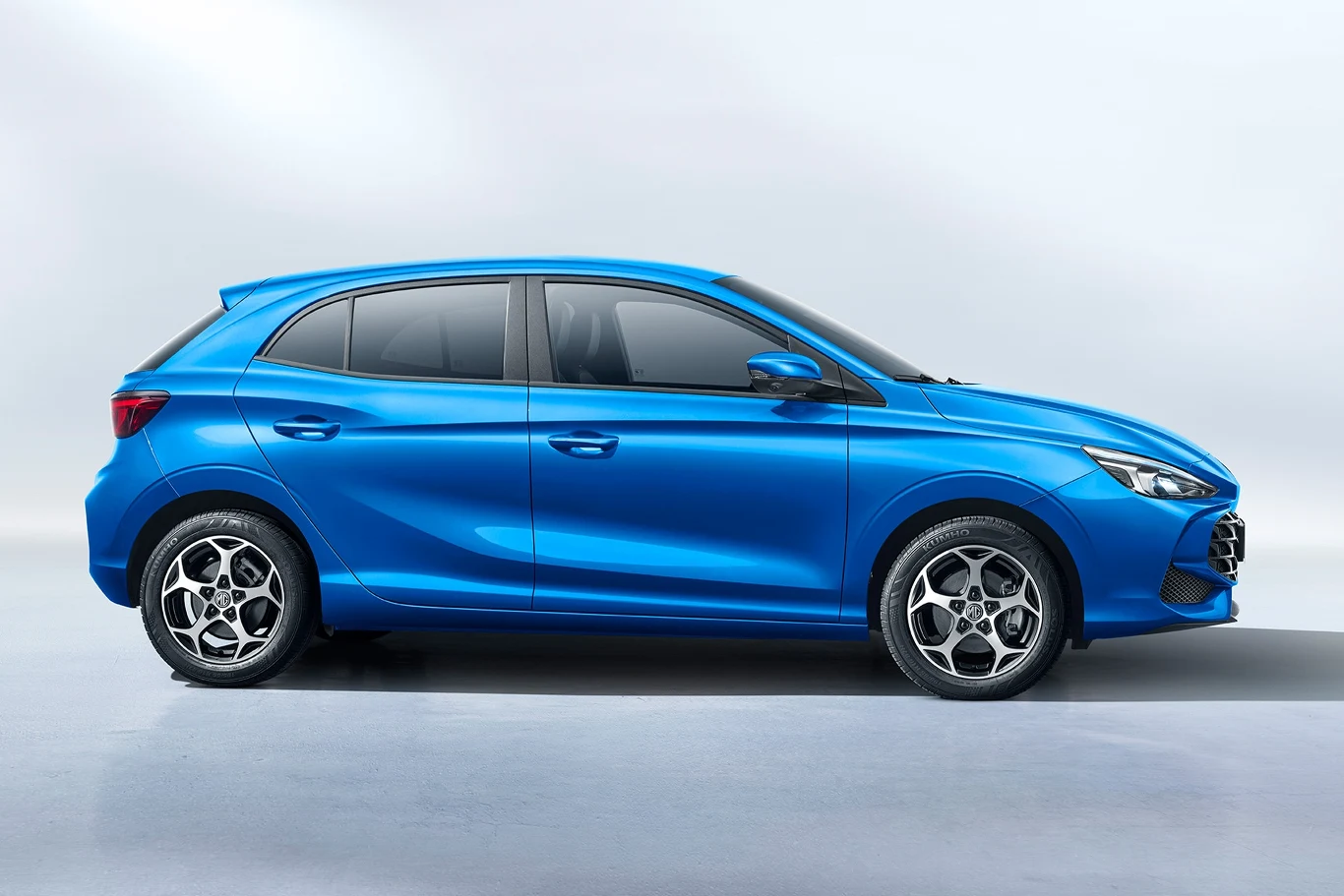 MG3 na tle konkurencji wyróżnia się najmocniejszym silnikiem i bogatym wyposażeniem Nowy MG3 Hybrid+. Tego "mieszczucha" napędza prawie 200-konna hybryda