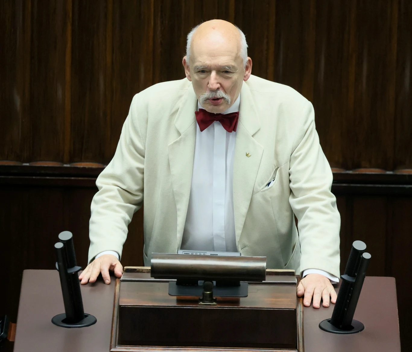 Janusz Korwin-Mikke nie zostawił suchej nitki na liderach Konfederacji. Zdjęcie ilustracyjne Janusz Korwin-Mikke nie zostawił suchej nitki na liderach Konfederacji. Zdjęcie ilustracyjne
