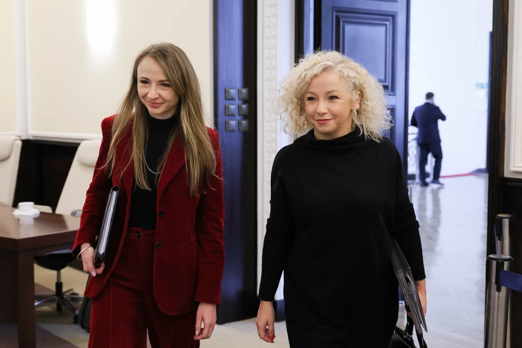 Minister rodziny, pracy i polityki społecznej Agnieszka Dziemianowicz-Bąk i minister ds. równości Katarzyna Kotula