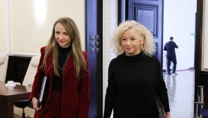 Minister rodziny, pracy i polityki społecznej Agnieszka Dziemianowicz-Bąk i minister ds. równości Katarzyna Kotula