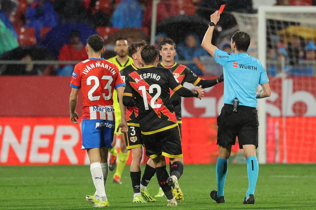 Josep Chavarría z Rayo Vallecano zobaczył czerwoną kartkę w meczu z Gironą Josep Chavarría z Rayo Vallecano zobaczył czerwoną kartkę w meczu z Gironą