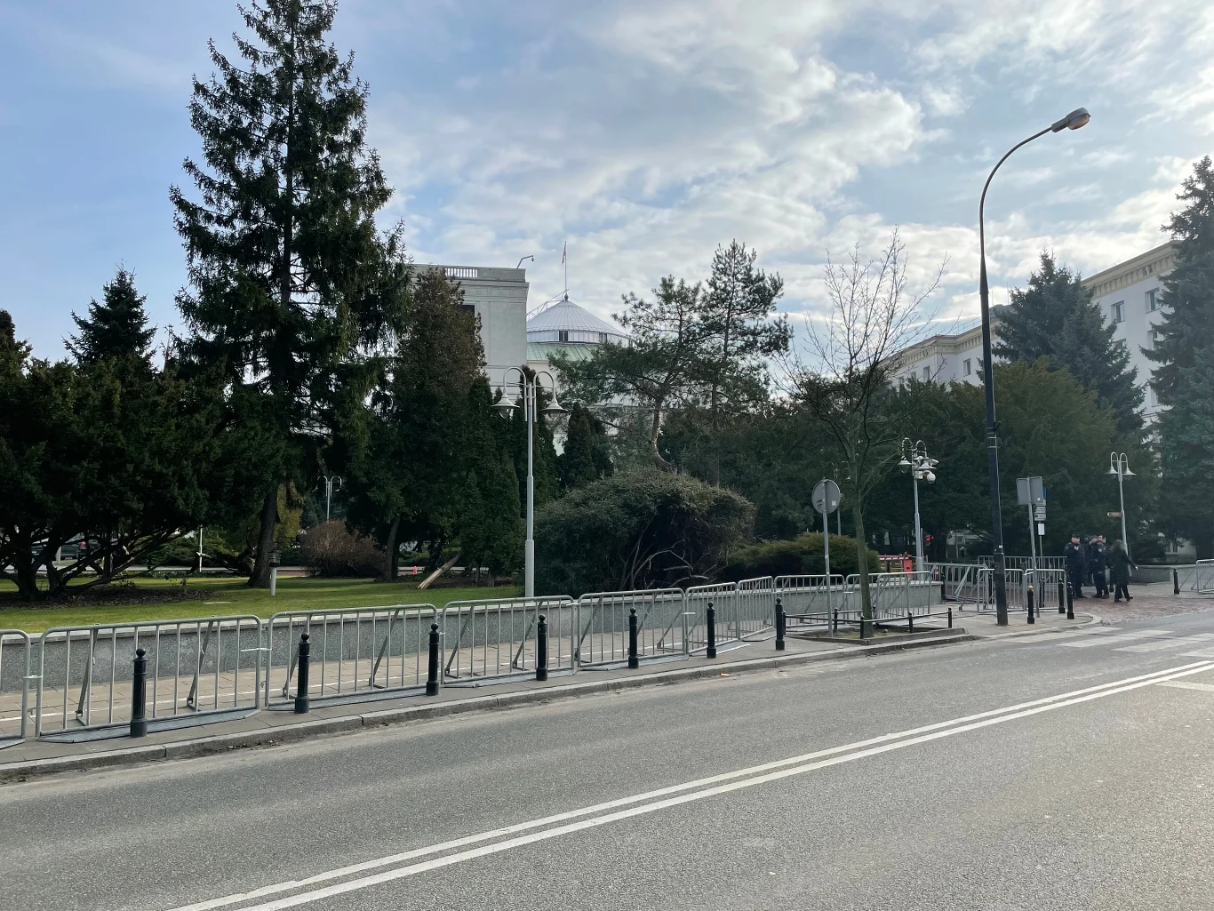 Barierki na ulicy Wiejskiej Barierki na ulicy Wiejskiej