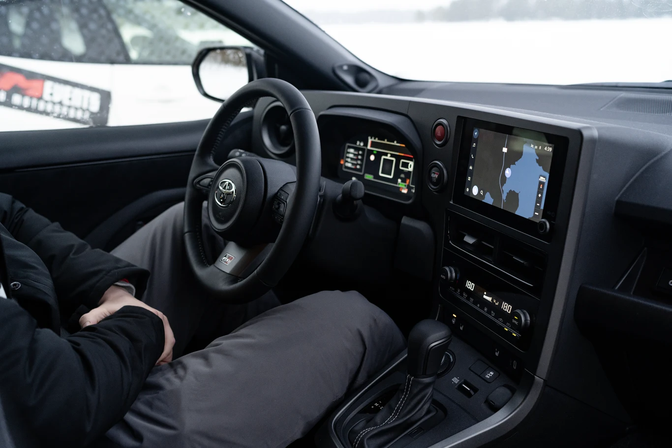 Toyota GR Yaris po liftingu ma nowy kokpit. Deska jest kanciasta i zwrócona w kierunku kierowcy