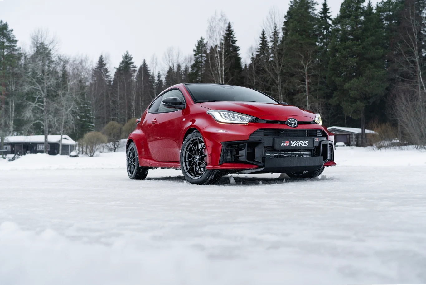 Toyota GR Yaris po liftingu ma nowy, modułowy zderzak przedni, stalową kratkę przed intercoolerem i spryskiwacze chłodnicy Toyota GR Yaris po liftingu ma nowy, modułowy zderzak przedni, stalową kratkę przed intercoolerem i spryskiwacze chłodnicy