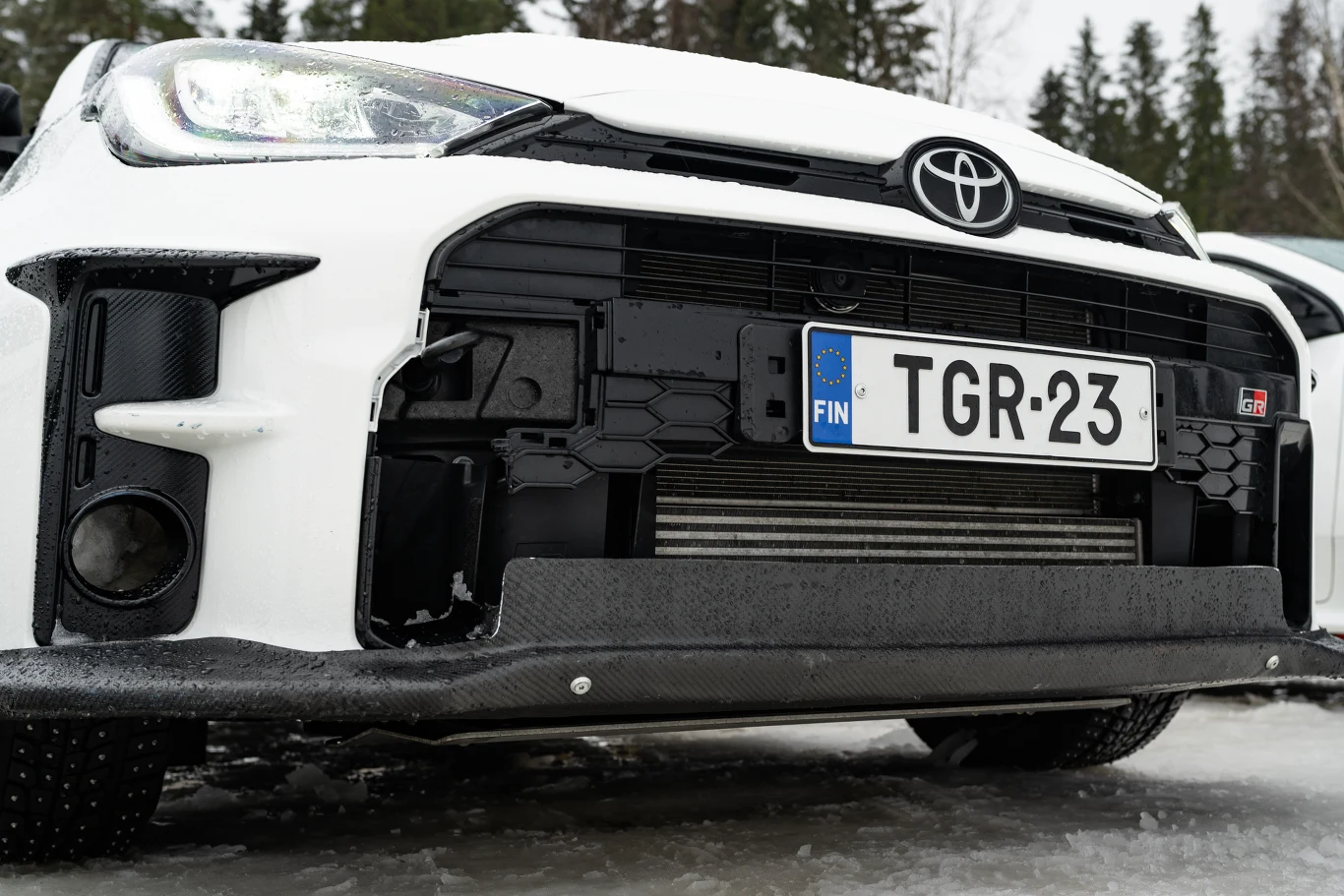 Przedni zderzak był słabym punktem poprzedniego GR Yarisa. Teraz wyeksponowany intercooler chroni stalowa kratka Przedni zderzak był słabym punktem poprzedniego GR Yarisa. Teraz wyeksponowany intercooler chroni stalowa kratka