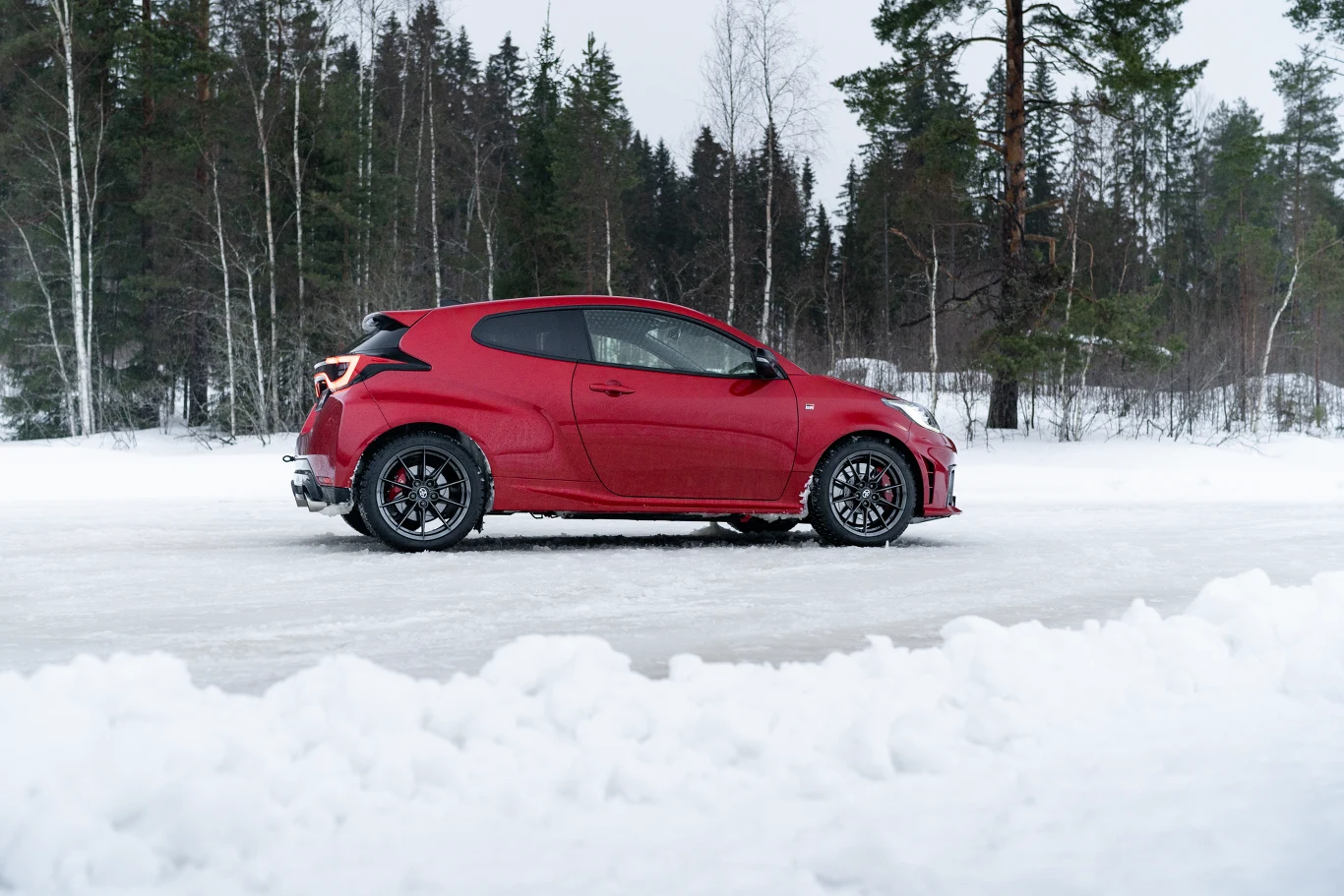 Toyota GR Yaris na zamarzniętym jeziorze czuła się jak ryba w wodzie Toyota GR Yaris na zamarzniętym jeziorze czuła się jak ryba w wodzie