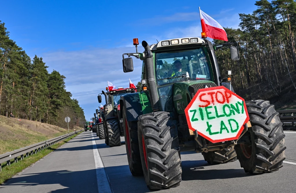 Rosyjska wojna hybrydowa w znacznej większości nie inicjuje własnych wydarzeń w innych państwach jak protesty, aby dokonywać działalności wywrotowej. W zamian tego podpina się pod inicjatywy oddolne, które często już mają jakieś podstawy, postulaty i poparcie, wykorzystując je jako platformy swojej destabilizacji. Protesty rolników są do tego idealnym celem. Jako część większych strajków w całej Europie, skupiają się na elementach jak trudności w implementacji postulatów Zielonego Ładu i jak podają rolnicy, problemów z nieograniczonym importem produktów spoza Unii Europejskiej, zwłaszcza z Ukrainy. Są to rzeczy, na temat których można debatować i mają faktyczne poparcie społeczne. Toteż podpięcie się pod nie rosyjskich służb pozwala im działać prawie incognito, tworząc z wielu rolników ofiary