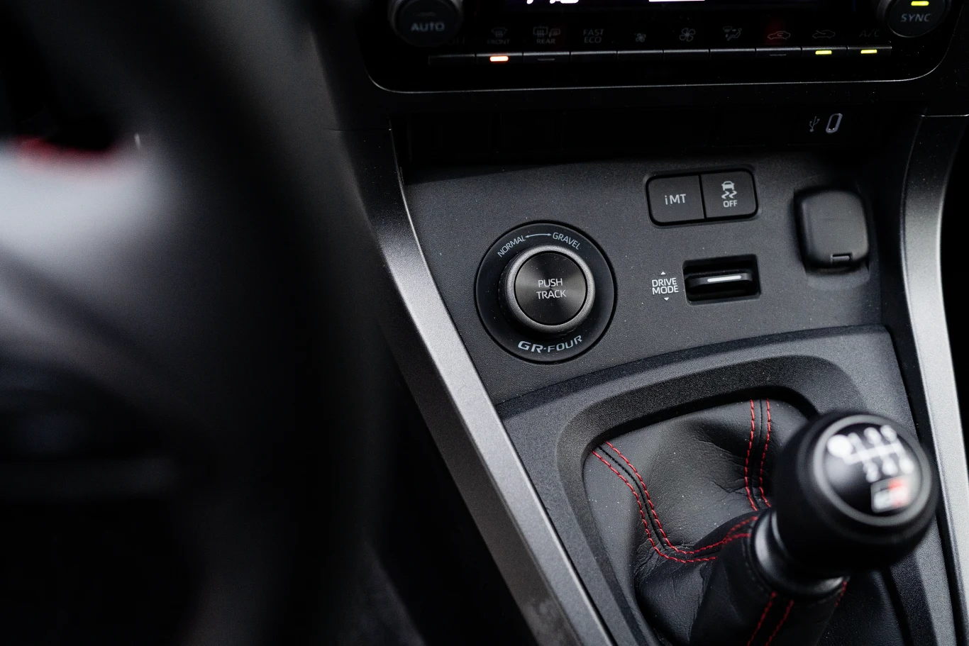 Tym pokrętłem zmieniamy charakterystykę napędu. W trybie "Normal" rozkład momentu to 60:40, w trybie "Gravel" to 53:47, a w trybie "Track" na tylną oś trafia do 70 proc. momentu obrotowego Tym pokrętłem zmieniamy charakterystykę napędu. W trybie "Normal" rozkład momentu to 60:40, w trybie "Gravel" to 53:47, a w trybie "Track" na tylną oś trafia do 70 proc. momentu obrotowego