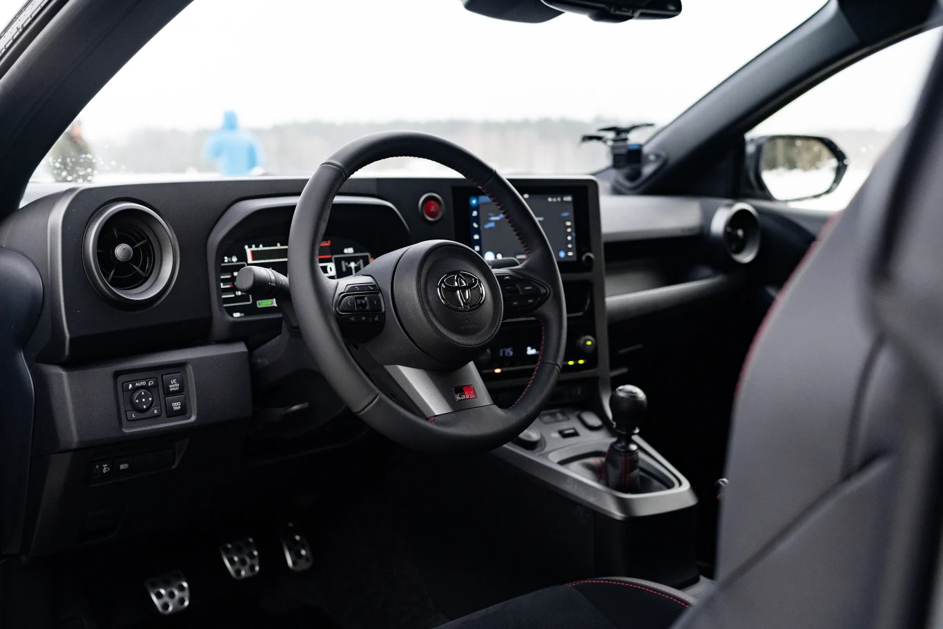 Toyota GR Yaris dostępna jest w jednej wersji wyposażenia. Klient może zdecydować, czy chce auto z sześciobiegową skrzynią manualną, czy z ośmiobiegowym automatem.