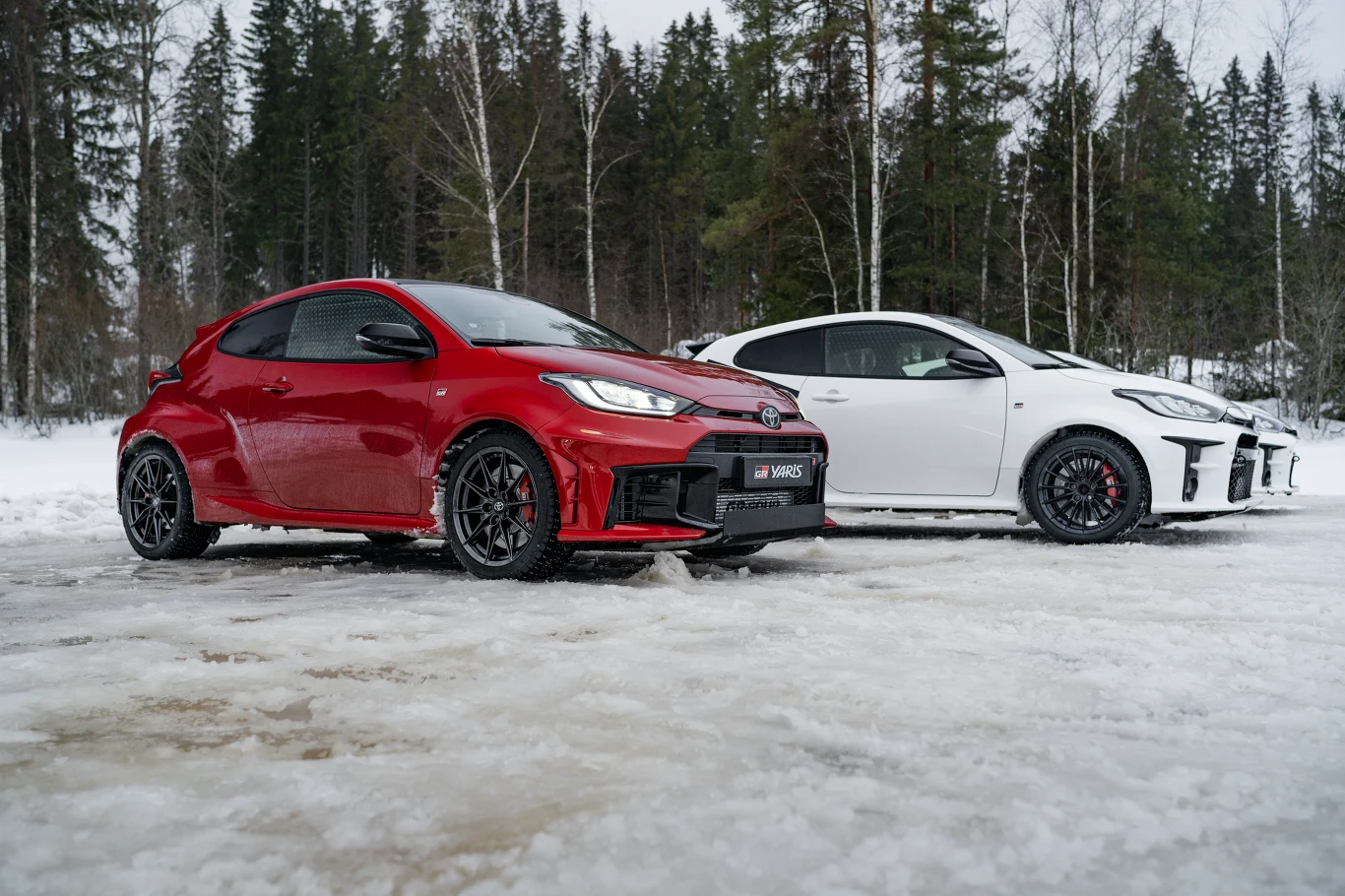 Toyota GR Yaris po liftingu i poprzednik.