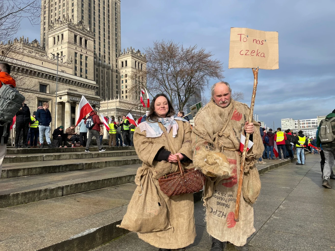 Protestujący rolnicy przed PKiN Protestujący rolnicy przed PKiN