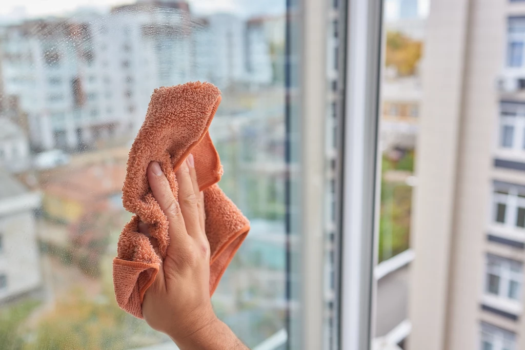 Jak skutecznie umyć okna, by nie pozostały na nich brzydkie smugi?