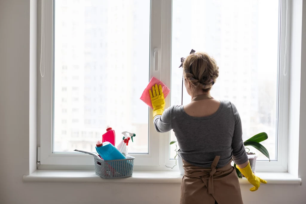 Podczas mycia okien trzeba pamiętać o kilku zasadach