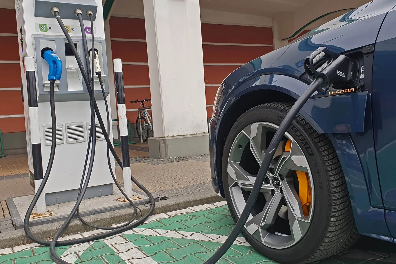 Zdaniem szefowej rady zakładowej Volkswagena, politycy powinni bardziej wspierać rozwój elektromobilności, a nie tylko wyznaczać mu cele Zdaniem szefowej rady zakładowej Volkswagena, politycy powinni bardziej wspierać rozwój elektromobilności, a nie tylko wyznaczać mu cele