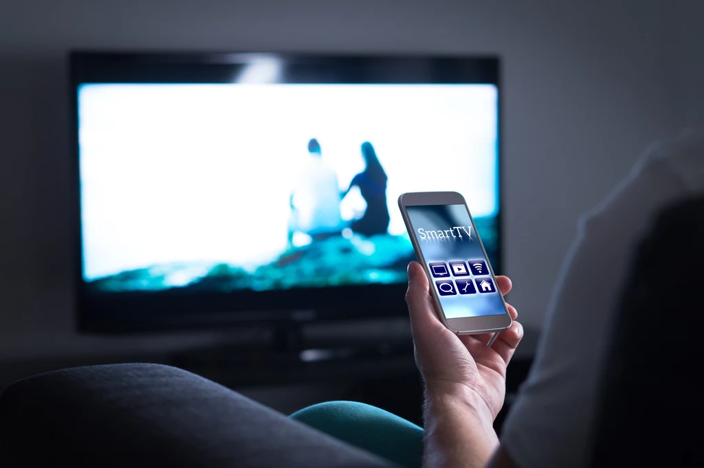 Podłączenie telefonu do telewizora jest proste. Oto kilka sposobów.