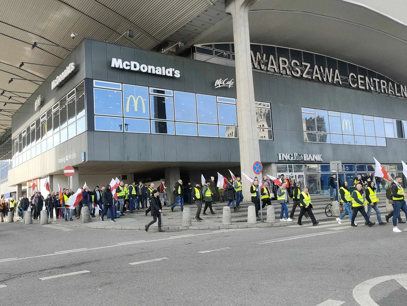 Rolnicy wychodzący z dworca PKP Warszawa Centralna
