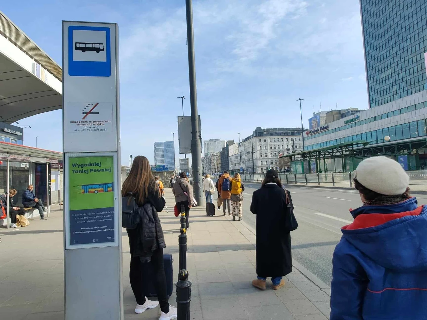 Aleje Jerozolimskie na chwilę przed godziną rozpoczęcia protestu były już nieprzejezdne. Pasażerowie i tak czekali na autobus