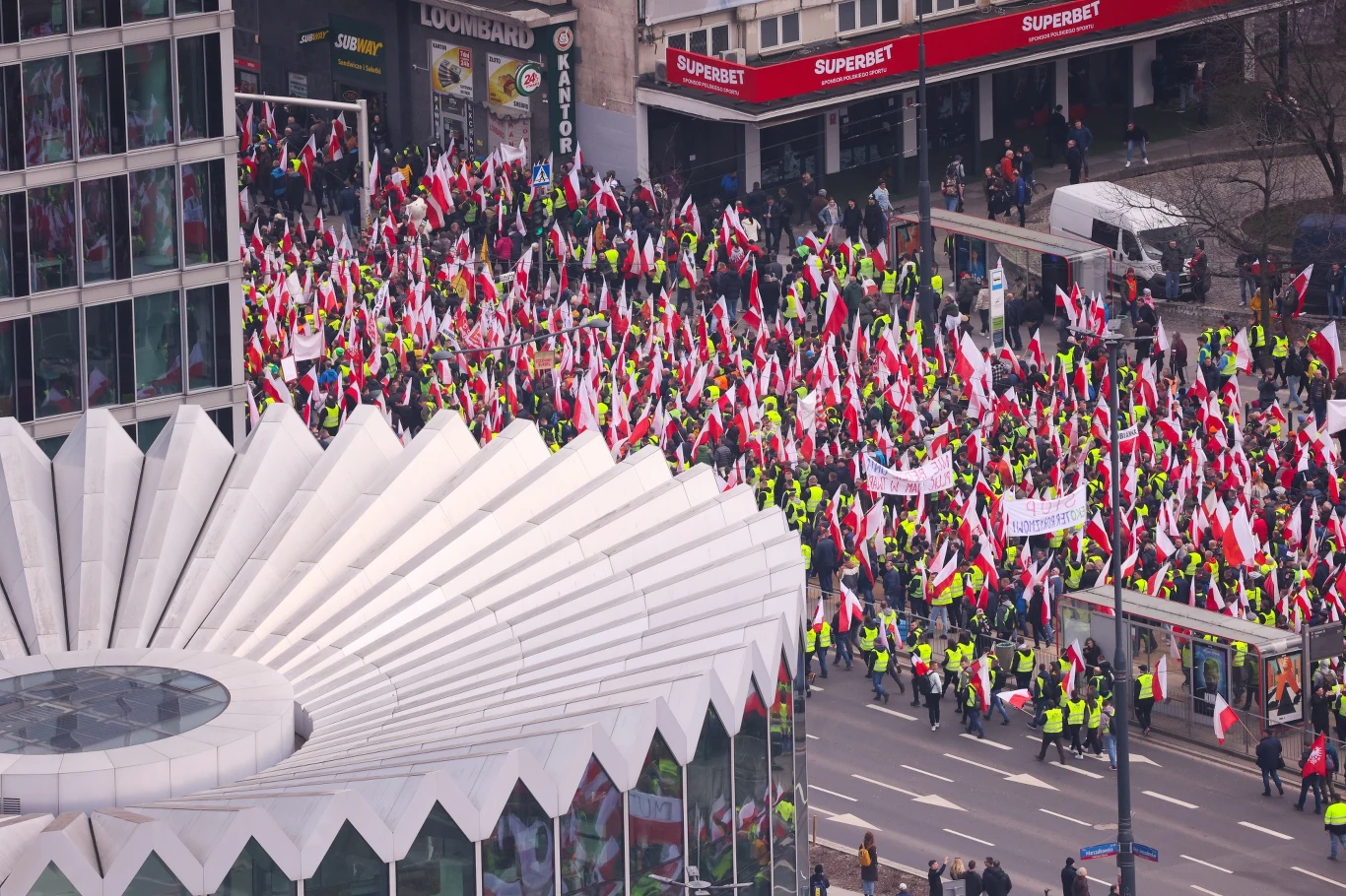 Rolnicy pomylili trasę przemarszu. Czoło marszu skręciło na rondzie Dmowskiego w przeciwną stronę Rolnicy pomylili trasę przemarszu. Czoło marszu skręciło na rondzie Dmowskiego w przeciwną stronę