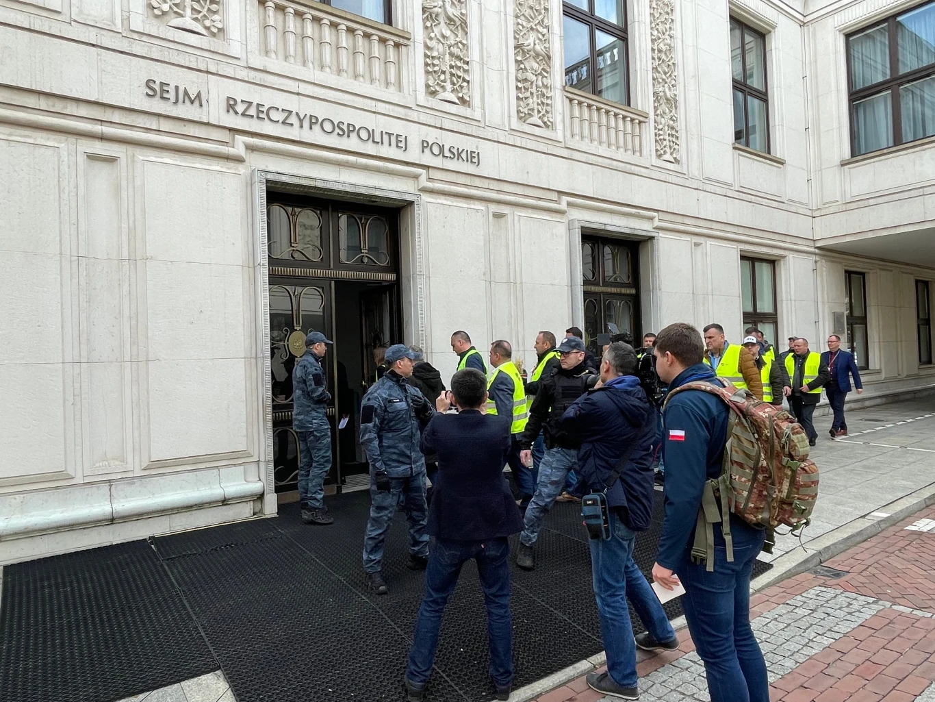 Delegacja rolników czeka na spotkanie z marszałkiem Sejmu Delegacja rolników czeka na spotkanie z marszałkiem Sejmu