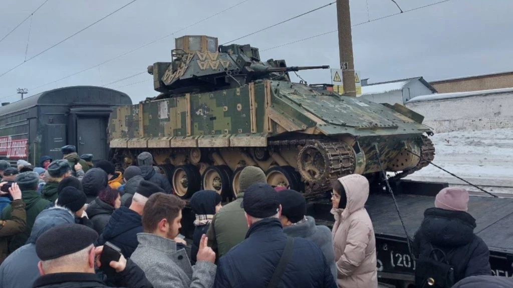 Rosjanie robią publiczną wystawę ze zdobytego wozu M2A2 Bradley