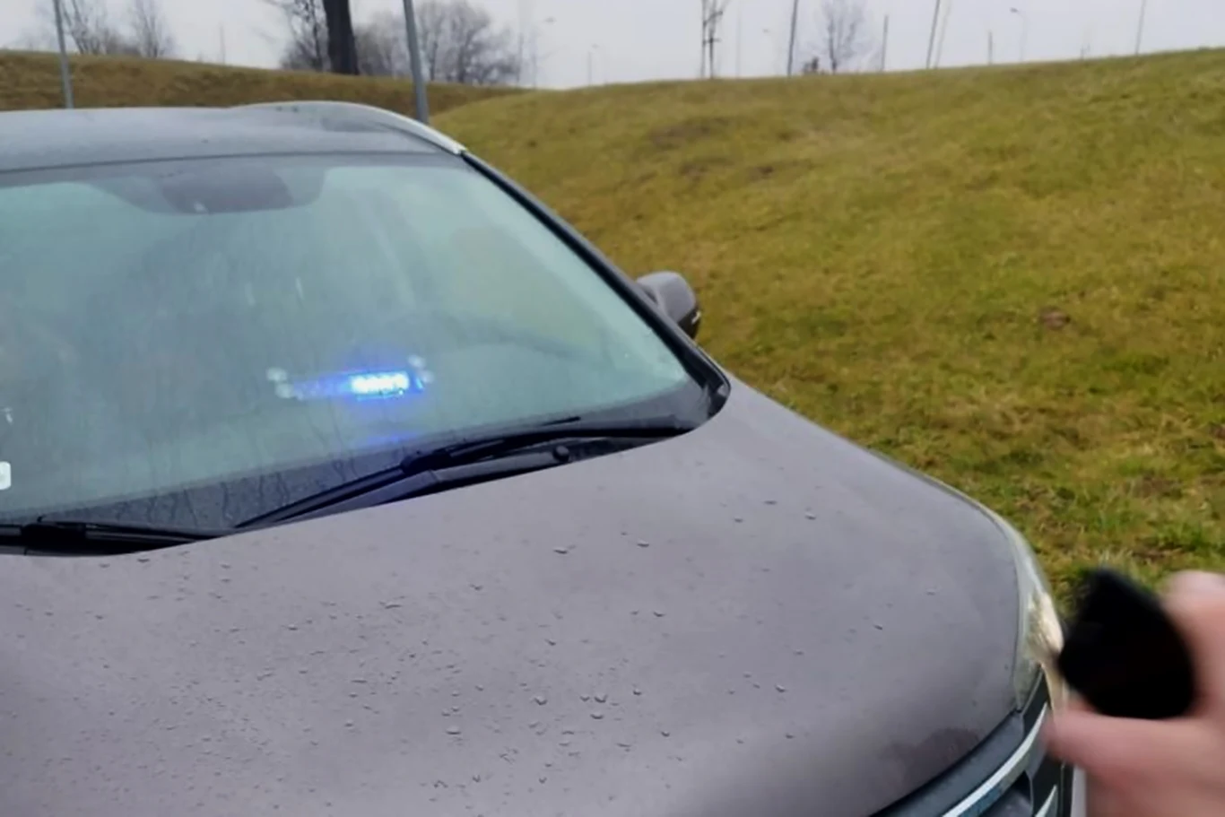 Pojazd poruszał się ze znaczną prędkością i wymuszał na innych kierujących ustąpienie pierwszeństwa. 