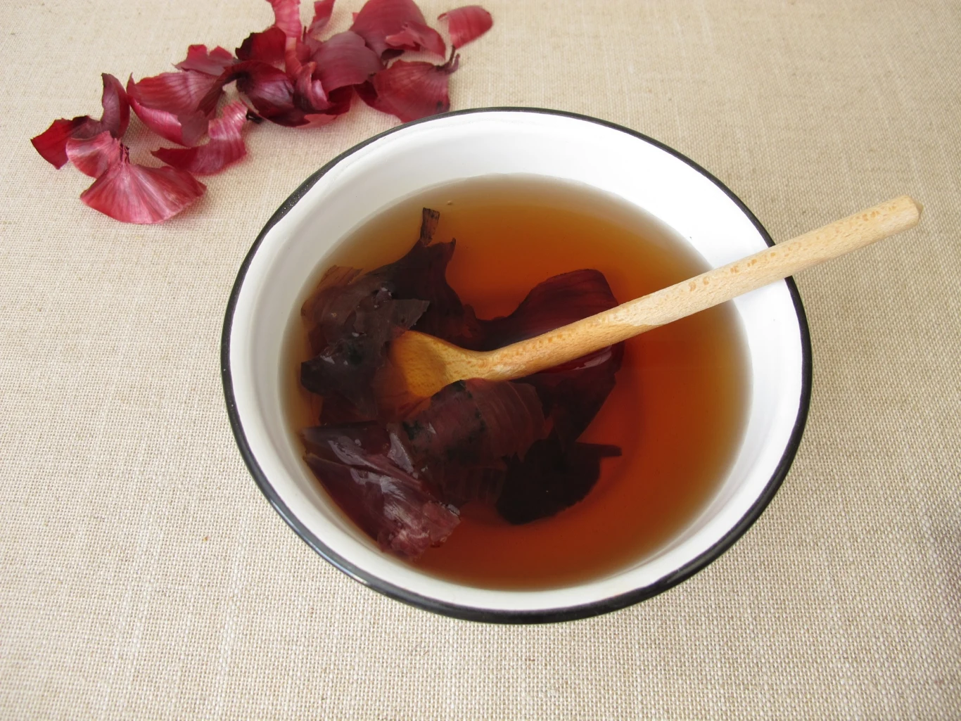 Wywar z cebuli skutecznie rozprawi się z niechcianymi mszycami na roślinach