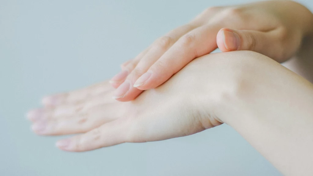 Pielęgnacja dłoni to ważny aspekt w codziennej rutynie pielęgnacyjnej