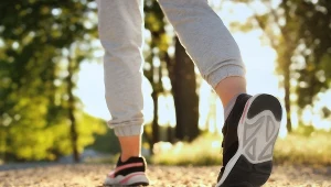 Jak chodzić, żeby schudnąć? Oto kilka przydatnych wskazówek
