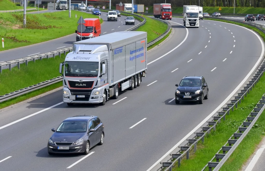 Jeden kierowca jedzie pasem lewym, drugi prawym - kto będzie miał pierwszeństwo przy zmianie na środkowy?