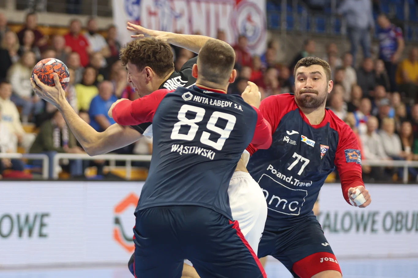 Adam Wąsowski i Dmytro Ilczenko próbują zatrzymać Thibauda Brieta Adam Wąsowski i Dmytro Ilczenko próbują zatrzymać Thibauda Brieta