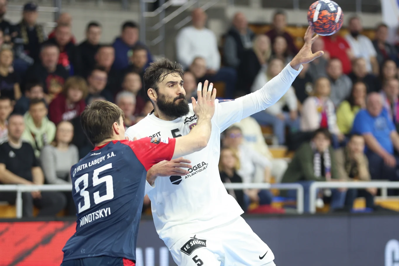 Jorge Maqueda powstrzymywany przez Tarasa Minockiego Jorge Maqueda powstrzymywany przez Tarasa Minockiego