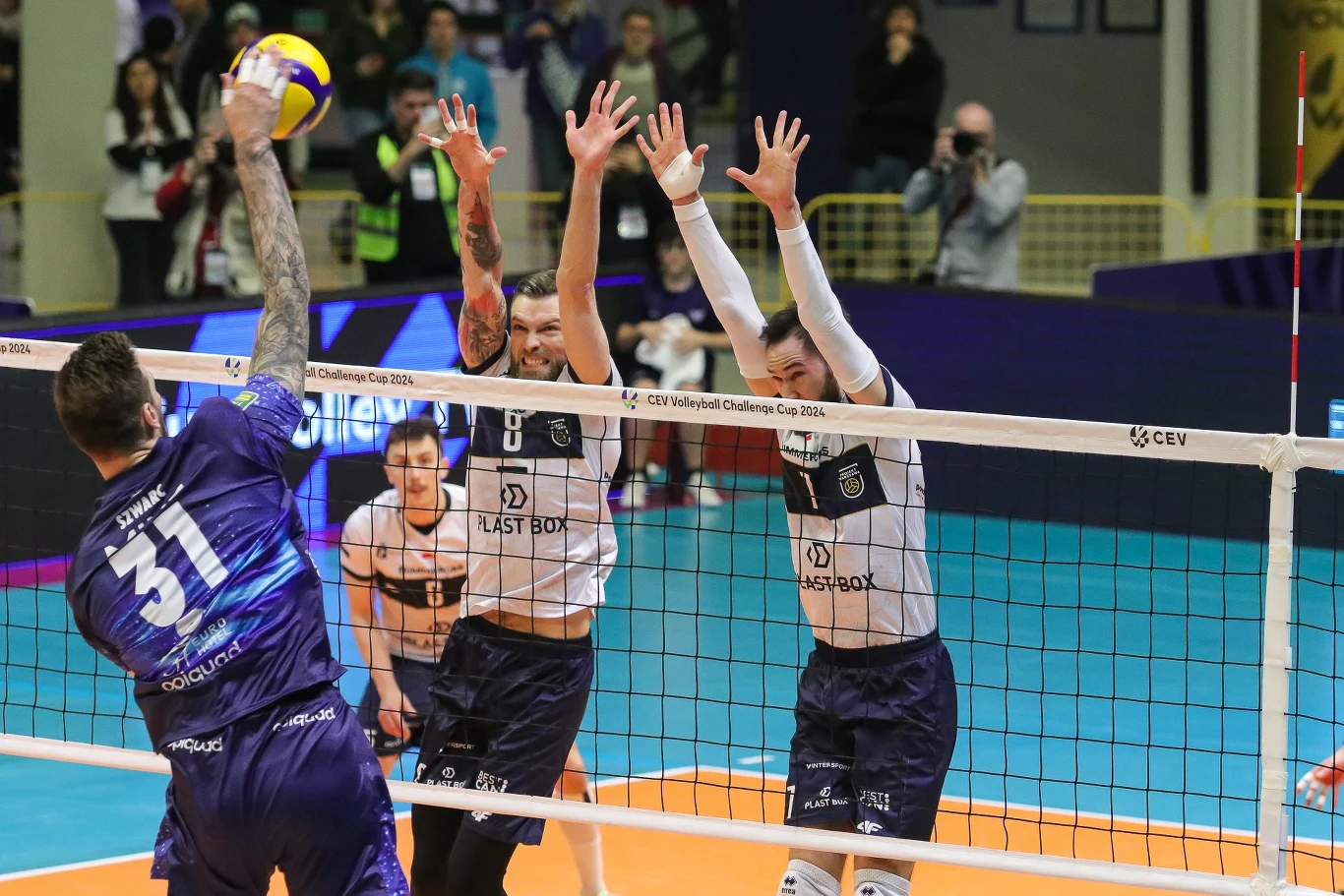 Andrzej Wrona i Kevin Tillie w bloku w czasie meczu z Vero Volley Monza