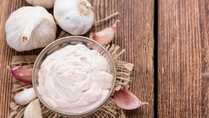 Przyjaciółka zdradziła mi przepis na idealny sos czosnkowy. Sekretem jest jeden składnik