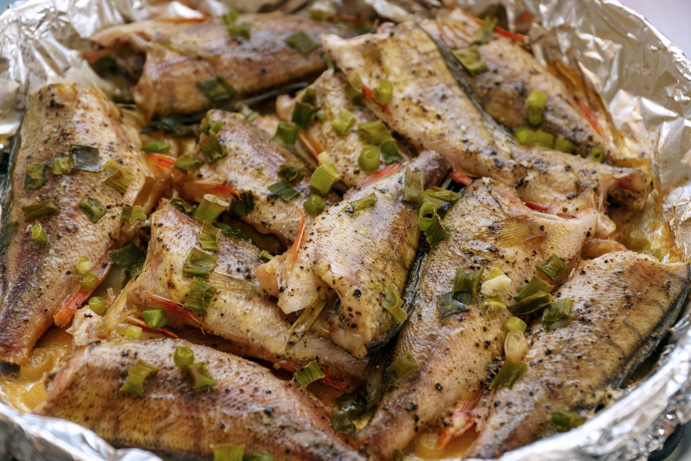 Masz pod ręką filet z ryby? Zapiecz ją w sosie porowym