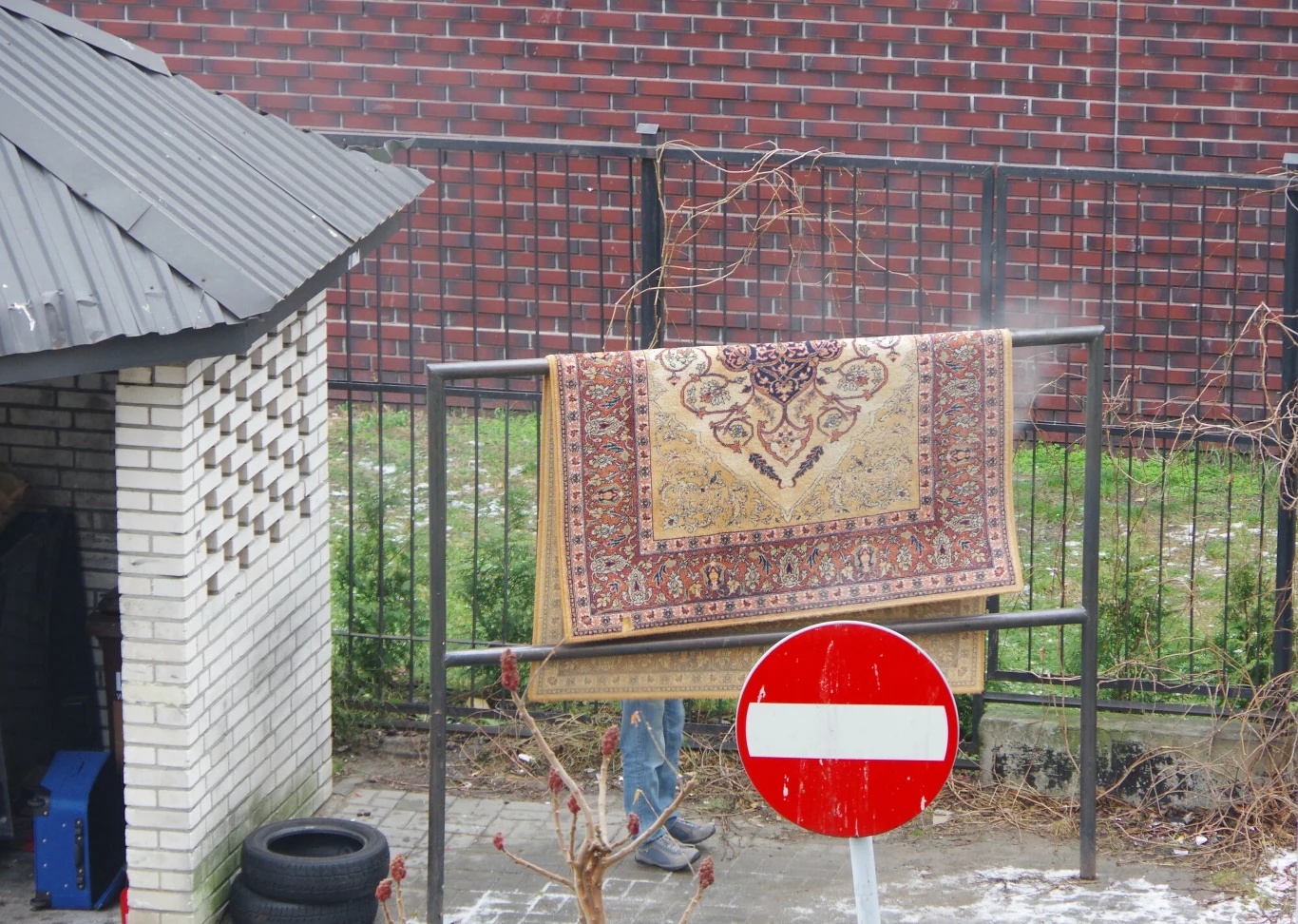 Soda oczyszczona pomoże odświeżyć i oczyścić dywan. Warto jej użyć przed jego wytrzepaniem. 