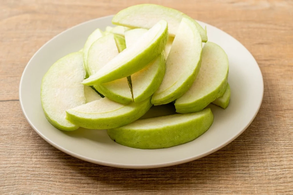 Gujawa ma wiele właściwości zdrowotnych. Można spożywać ją na surowo, lub pić napar z jej liści Gujawa ma wiele właściwości zdrowotnych. Można spożywać ją na surowo, lub pić napar z jej liści