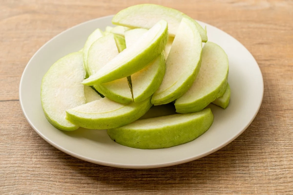 Gujawa ma wiele właściwości zdrowotnych. Można spożywać ją na surowo, lub pić napar z jej liści Gujawa ma wiele właściwości zdrowotnych. Można spożywać ją na surowo, lub pić napar z jej liści