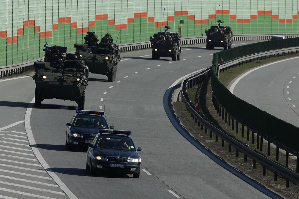 NATO prowadzi ćwiczenia. W związku z tym należy spodziewać się poruszających się po drogach pojazdów wojskowych.