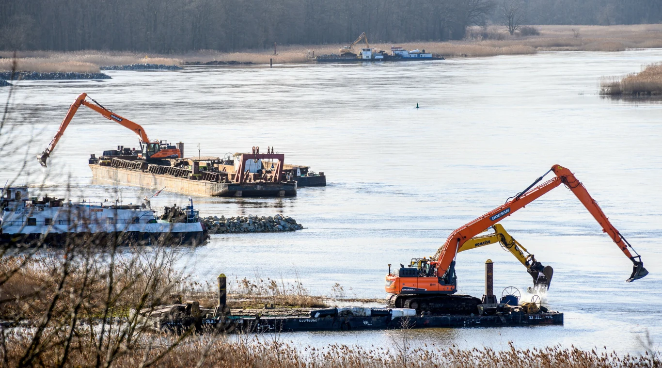 Prace regulacyjne przy "główkach" na Odrze. Marzec 2023