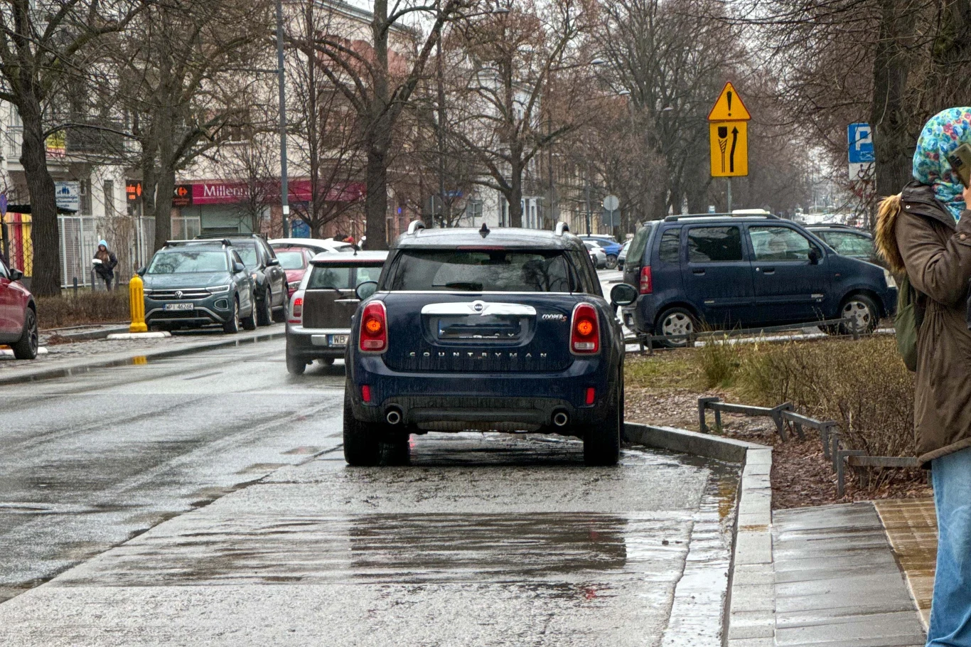 Viola Kołakowska parkuje w zatoczce autobusowej Viola Kołakowska parkuje w zatoczce autobusowej