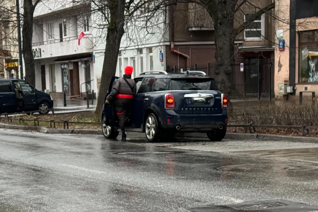 Viola Kołakowska parkuje samochód w zatoczce autobusowej. Viola Kołakowska parkuje samochód w zatoczce autobusowej.
