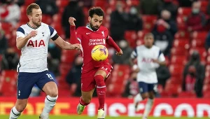 Mohamed Salah (przy piłce) i Harry Kane
