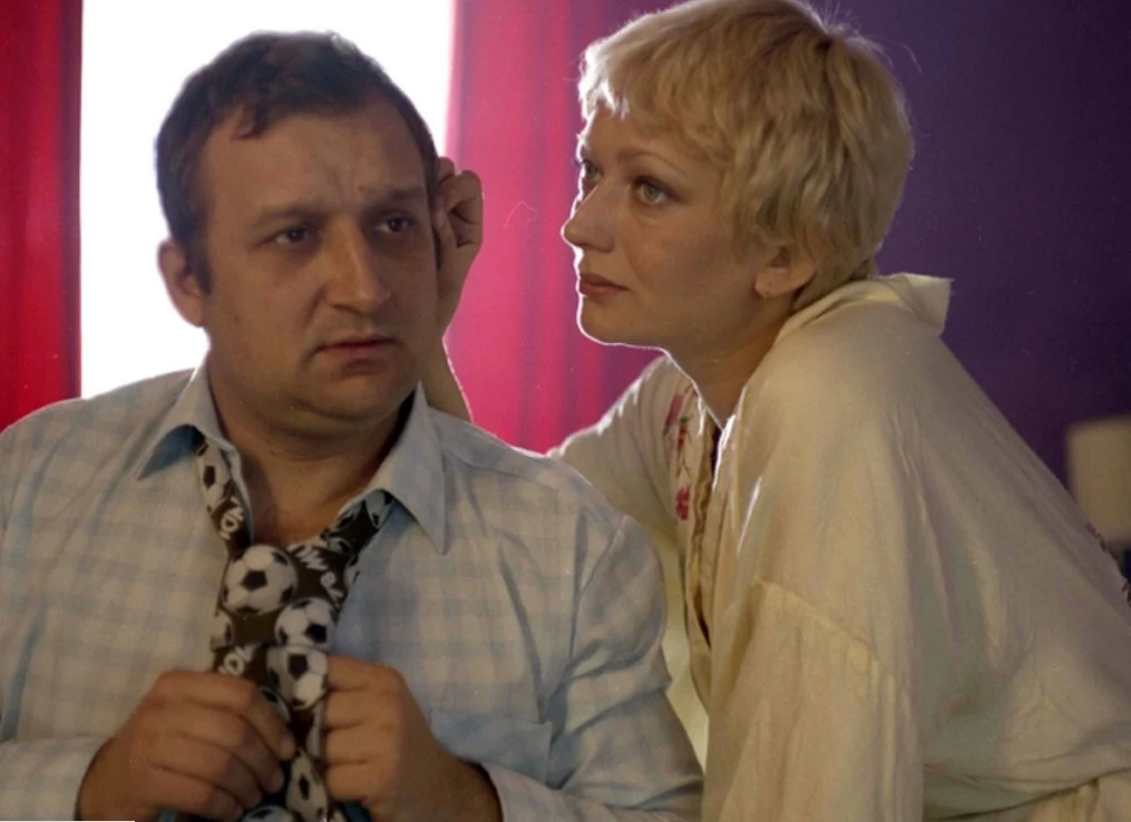 Aktorka pojawiła się również w popularnym serialu "Jan Serce" (1981). Jej bohaterka, Danuta Uljasz, towarzyszy tytułowemu bohaterowi w dwóch odcinkach o wymownych tytułach: "Pieszczoty" i "Zgryzoty". Na zdjęciu Ewa Szykulska i Kazimierz Kaczor.