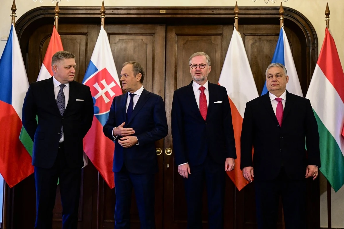 Premierzy państw Grupy Wyszehradzkiej. Od lewej: Robert Fico, Donald Tusk, Petr Fiala, Viktor Orban Premierzy państw Grupy Wyszehradzkiej. Od lewej: Robert Fico, Donald Tusk, Petr Fiala, Viktor Orban