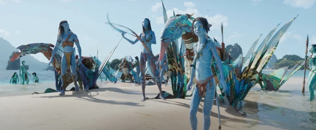 Kadr z filmu "Avatar. Istota wody". Lud Na'vi poruszał się pionowo, a jednak miał ogony