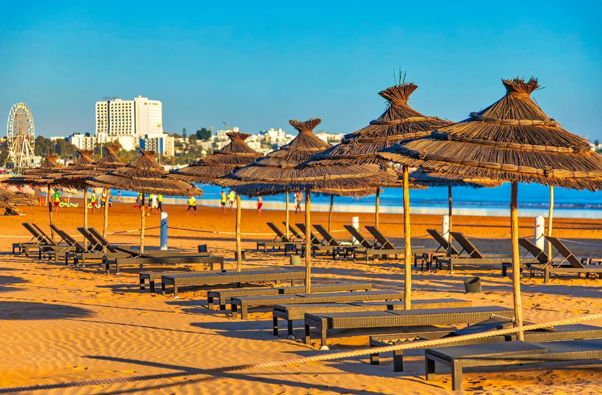 Agadir to idealne miejsce na urlop jesienią i zimą. 300 słonecznych dni w roku. Plaża w miejscowości Agadir, Maroko