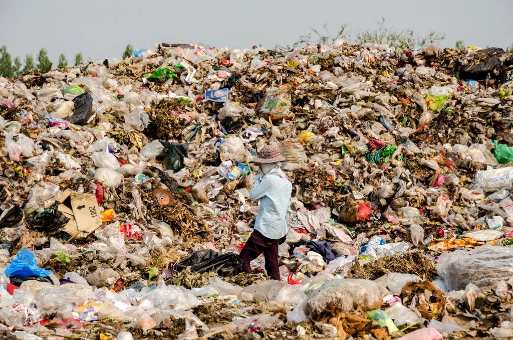 Państwa UE nie będą mogły wysyłać plastikowych śmieci do mniej rozwiniętych państw. Na zdjęciu nielegalne wysypisko w Tajlandii