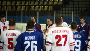 Ksiądz Paweł Łukaszka podczas spotkania z hokeistami