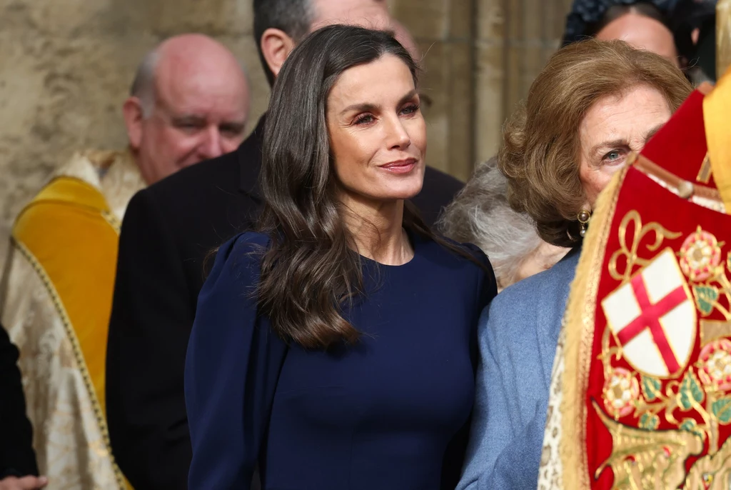 Królowa Letizia postawiła na granatową kreację